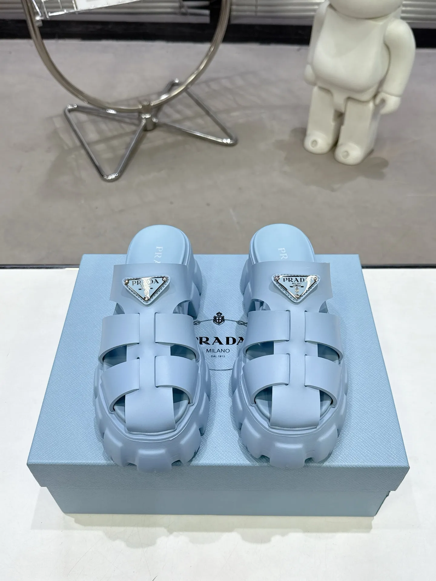 👟👟Ex-factory price 440👟👟 2025 exclusive version super popular🎊🎊🎊prada Prada triangular buckle serrated Roman thick-soled rubber foam ultra-light sandals are retro, fashionable and avant-garde, the upper perfectly restores the original craftsmanship, making the whole pair of shoes light and comfortable, full of holiday feel, bright colors💐💐💐💐 A variety of choices to satisfy fashionable people of different styles! The iconic metal triangle logo is paired with the shape of ancient beach sandals. Every design element is fashionable! Code number 35-40​